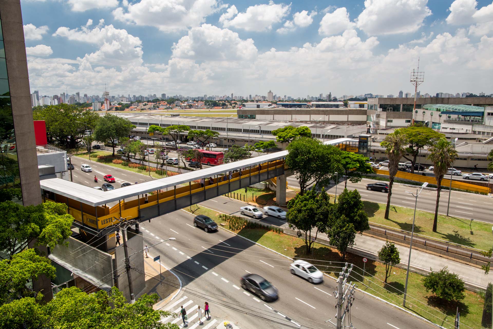 Uma vista aérea de uma rua da cidade com uma ponte sobre ela