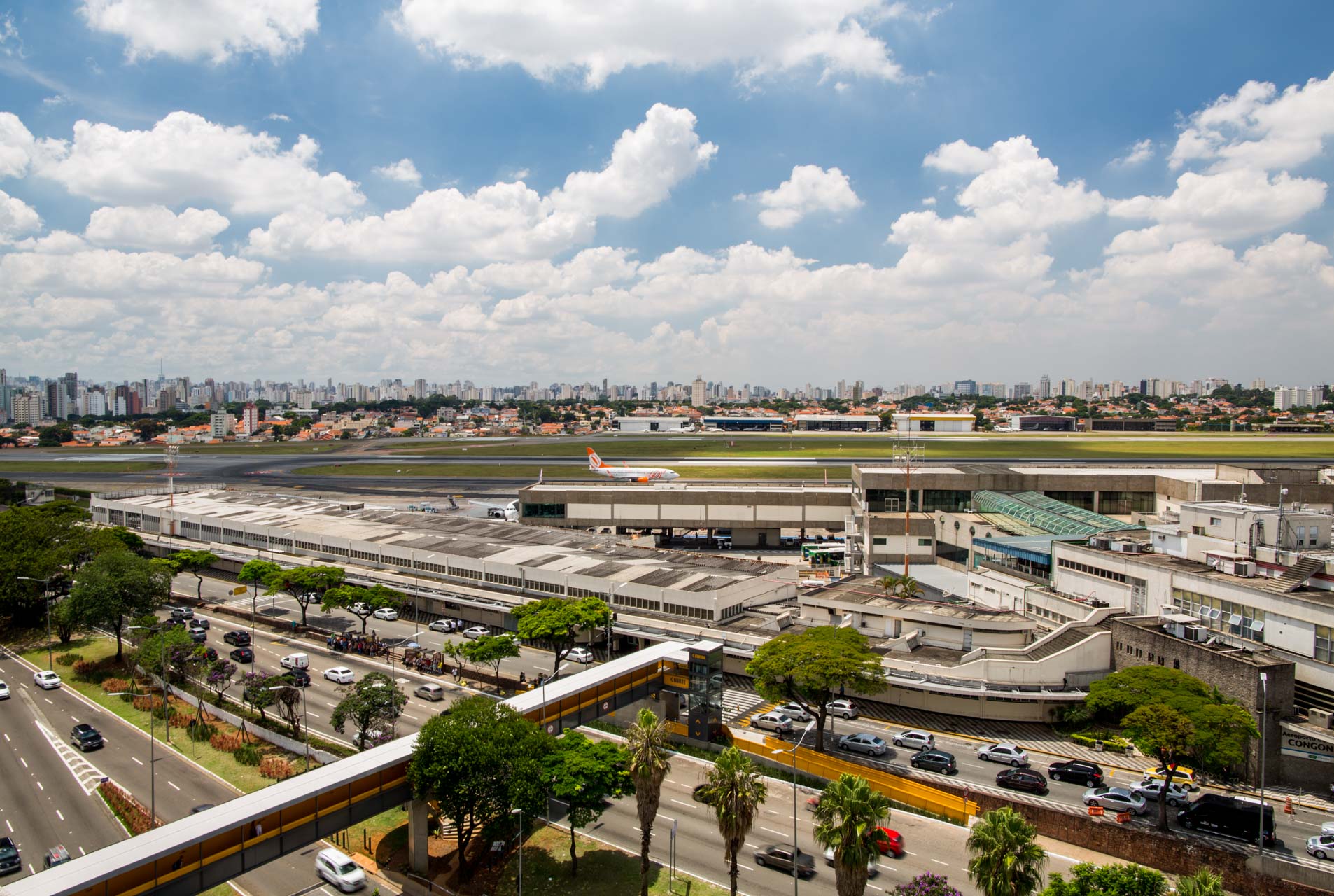 Uma vista aérea de uma cidade com uma pista ao fundo