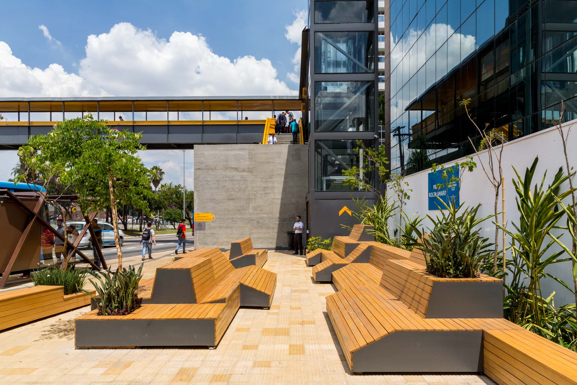 Um grupo de bancos de madeira está sentado em frente a um prédio.
