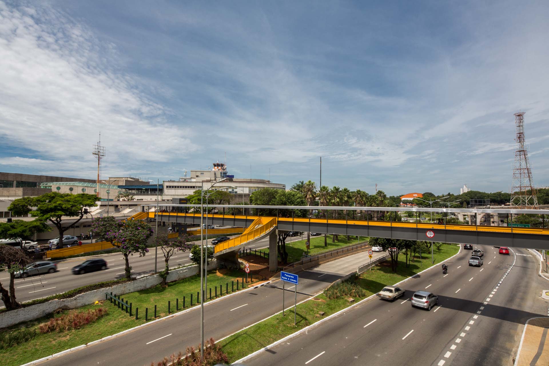 Uma vista aérea de uma ponte sobre uma rodovia em uma cidade.