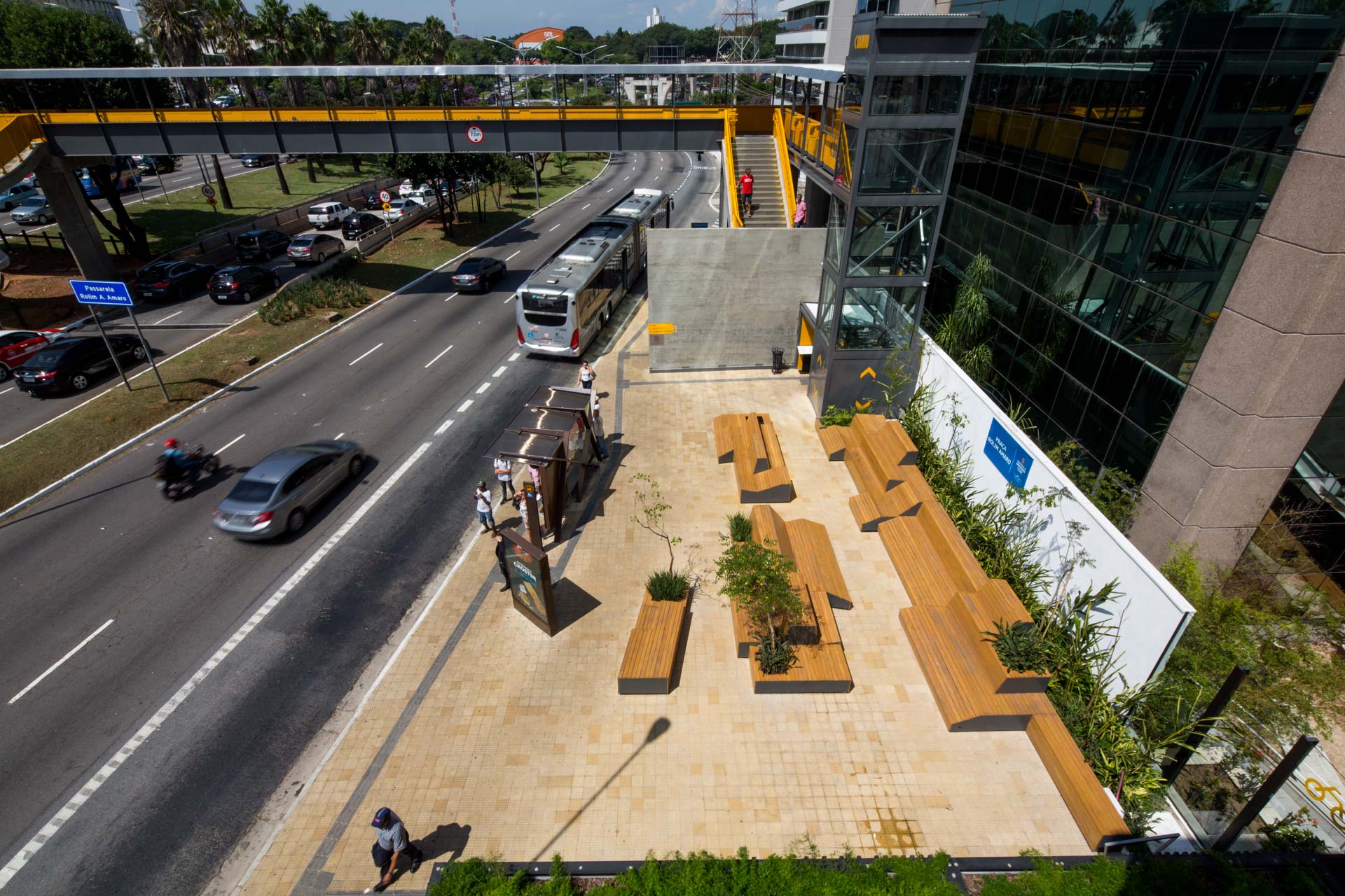 Uma vista aérea de uma ponte sobre uma rodovia