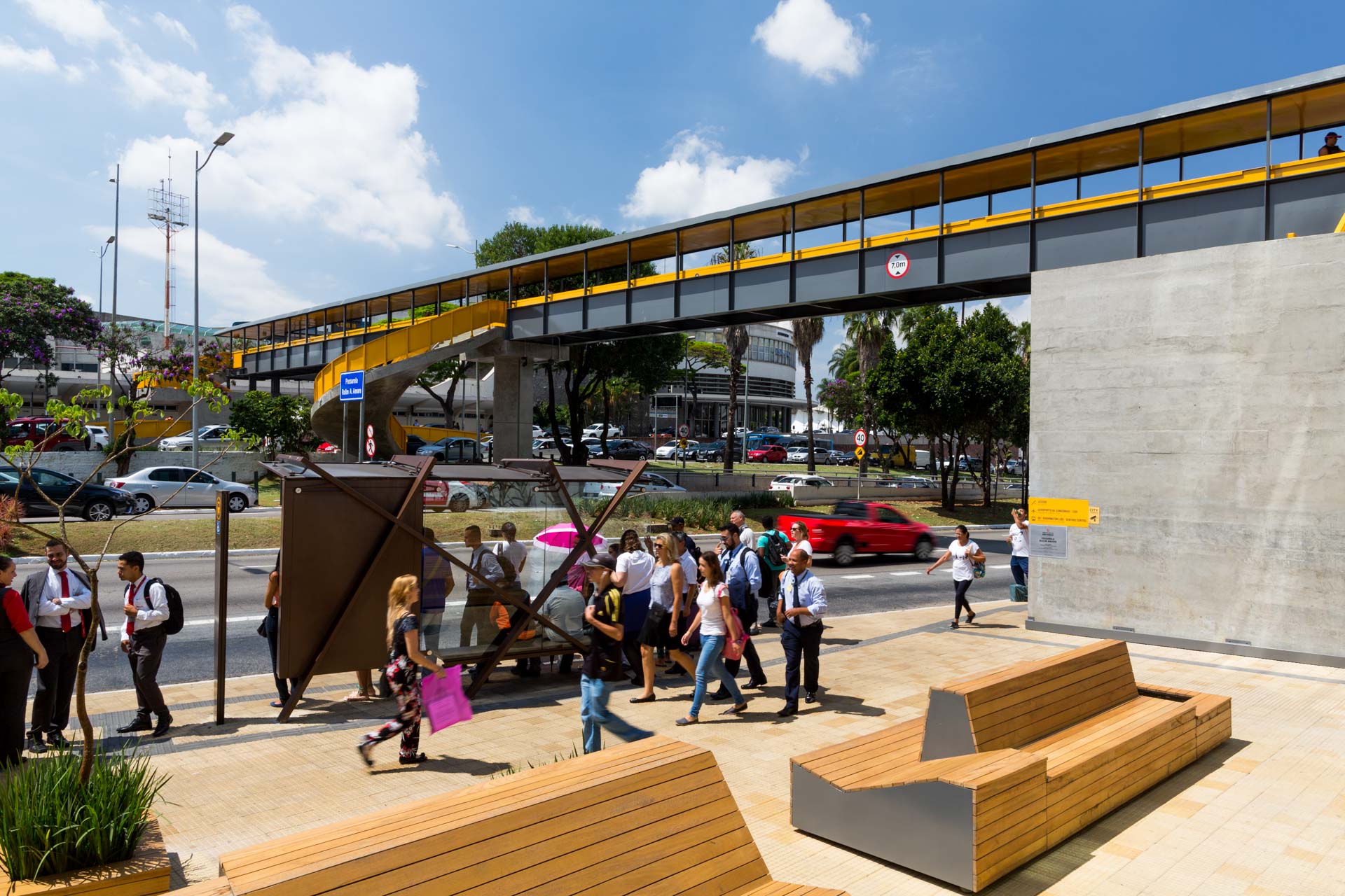 Um grupo de pessoas está passando por baixo de uma ponte.