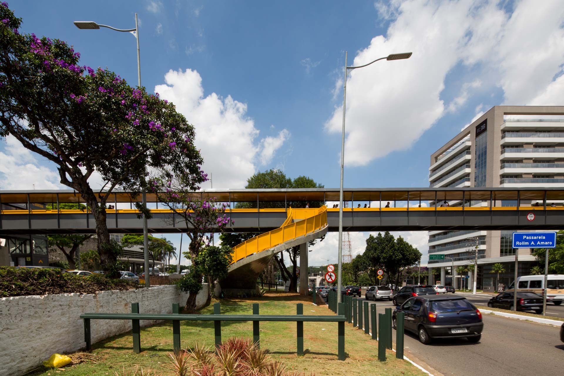 Uma ponte sobre uma rua com carros passando por baixo dela