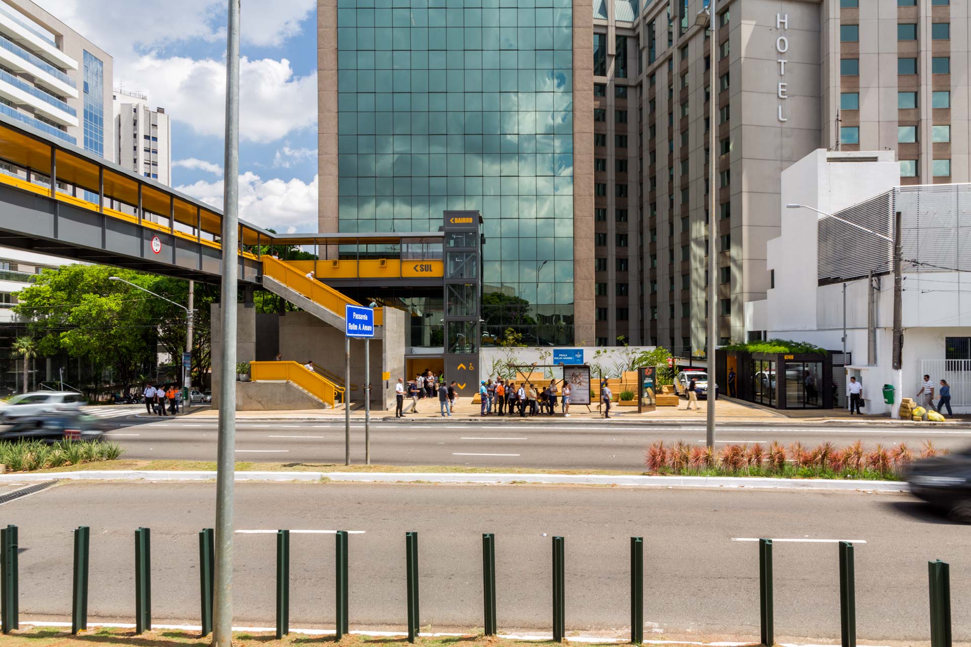 Uma rua da cidade com um grande edifício ao fundo