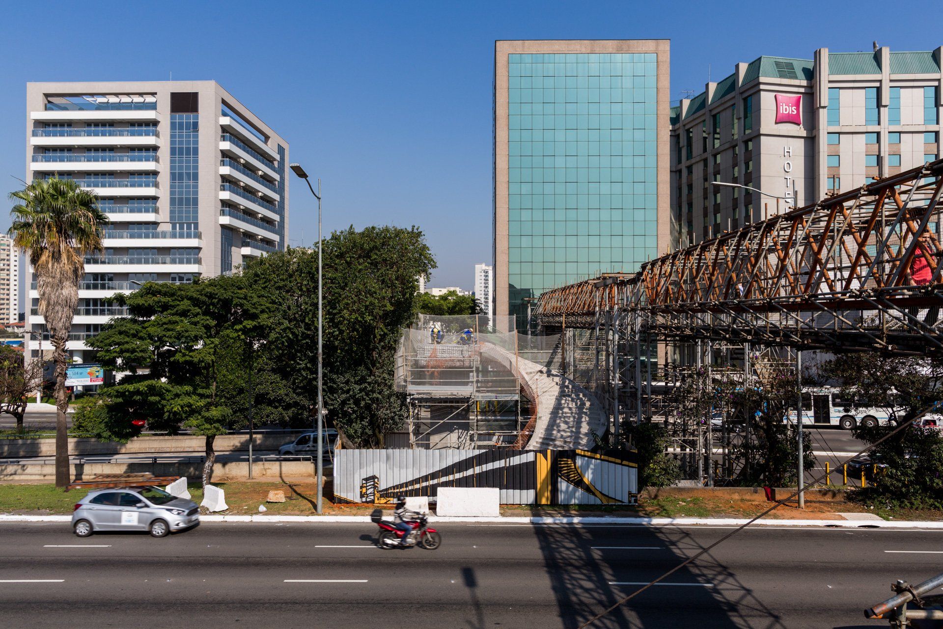 Um homem está andando de moto pelas ruas de uma cidade.