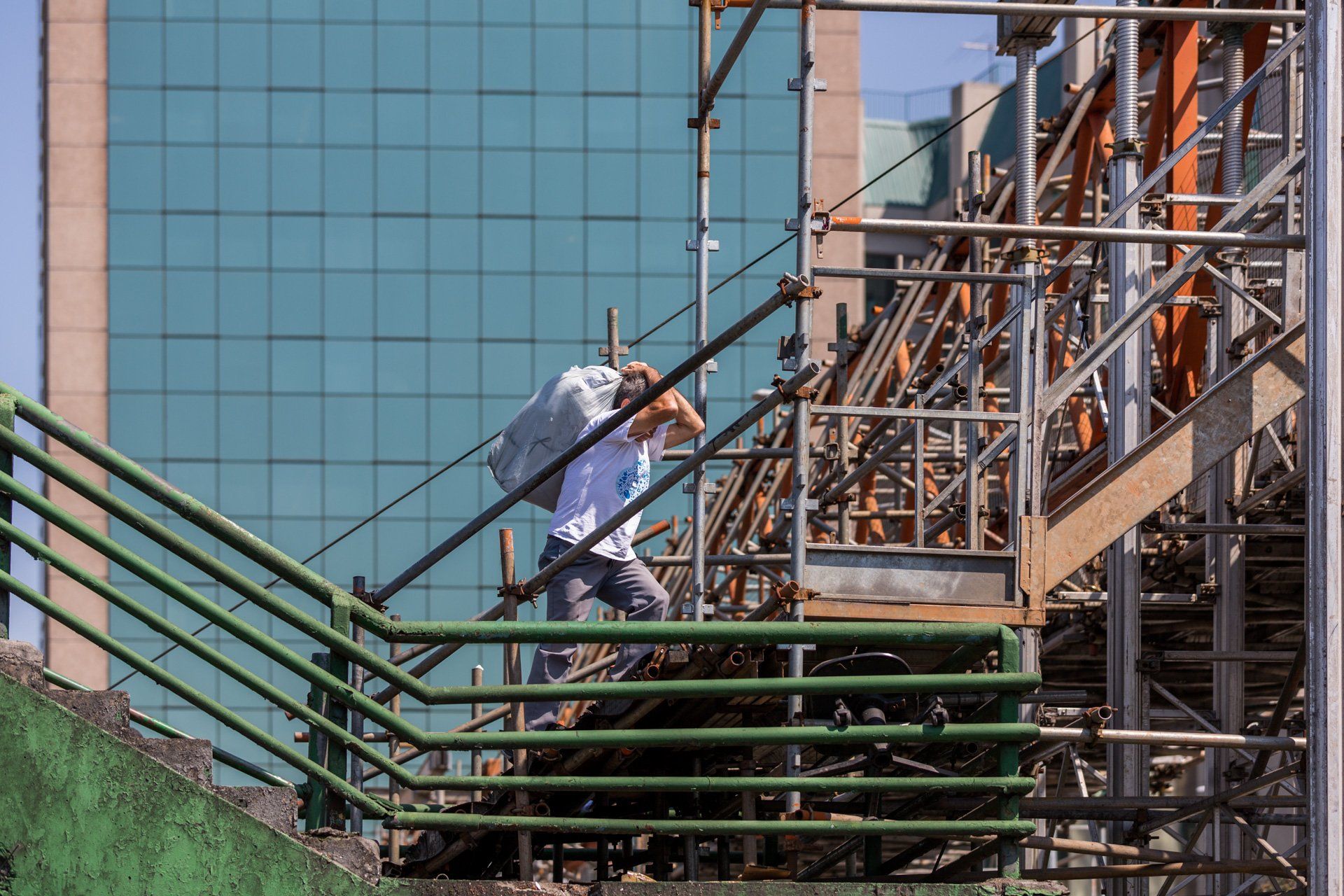 Um homem está subindo uma escada em frente a um prédio.