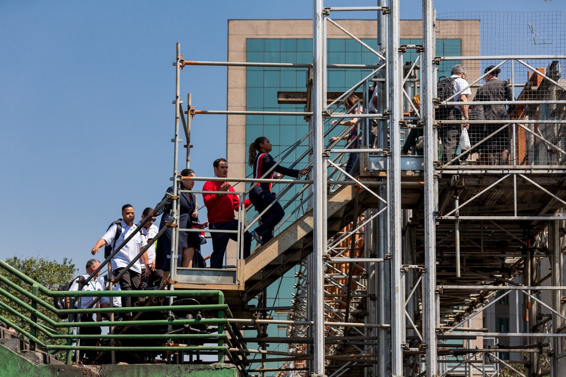 Um grupo de pessoas está subindo uma escada.