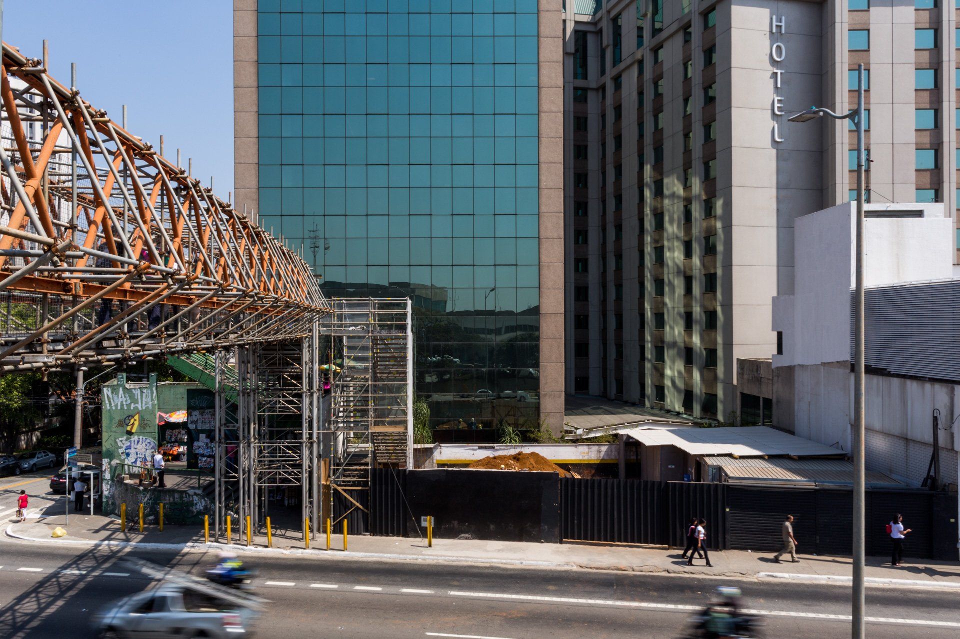 Um grande edifício com a palavra intercontinental