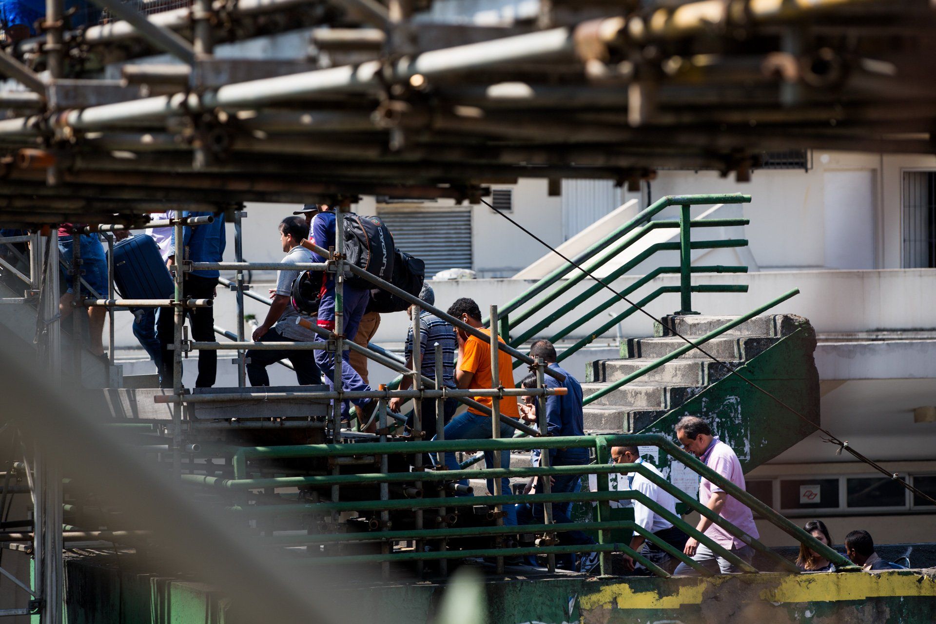 Um grupo de pessoas está no topo de uma escada.