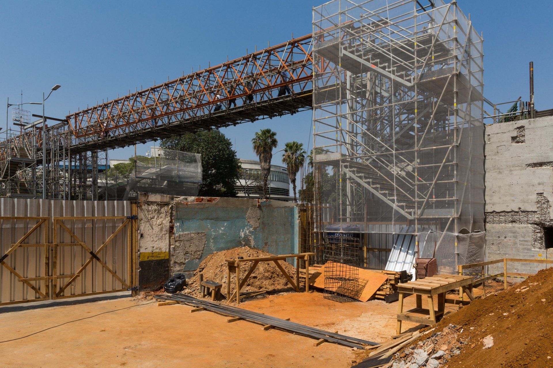 Um canteiro de obras com uma ponte e escadas sendo construídas