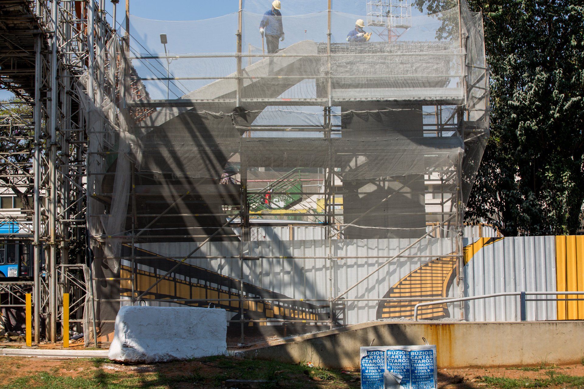 Um prédio em construção está coberto com andaimes
