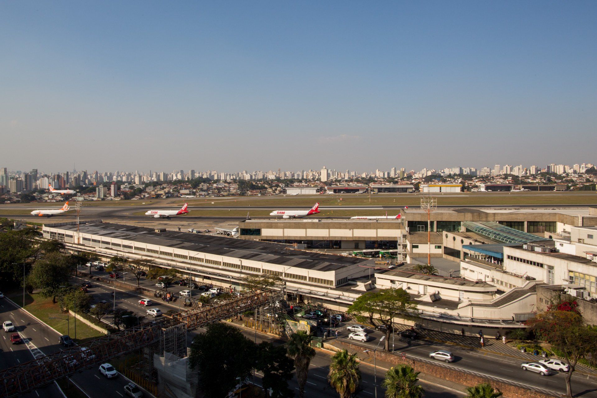 Uma vista aérea de um aeroporto com aviões na pista.