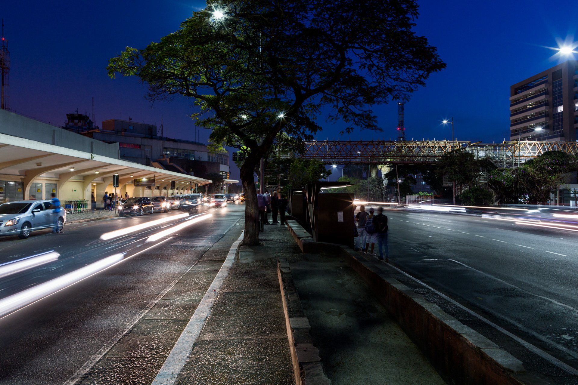Uma foto de longa exposição de uma rua da cidade à noite