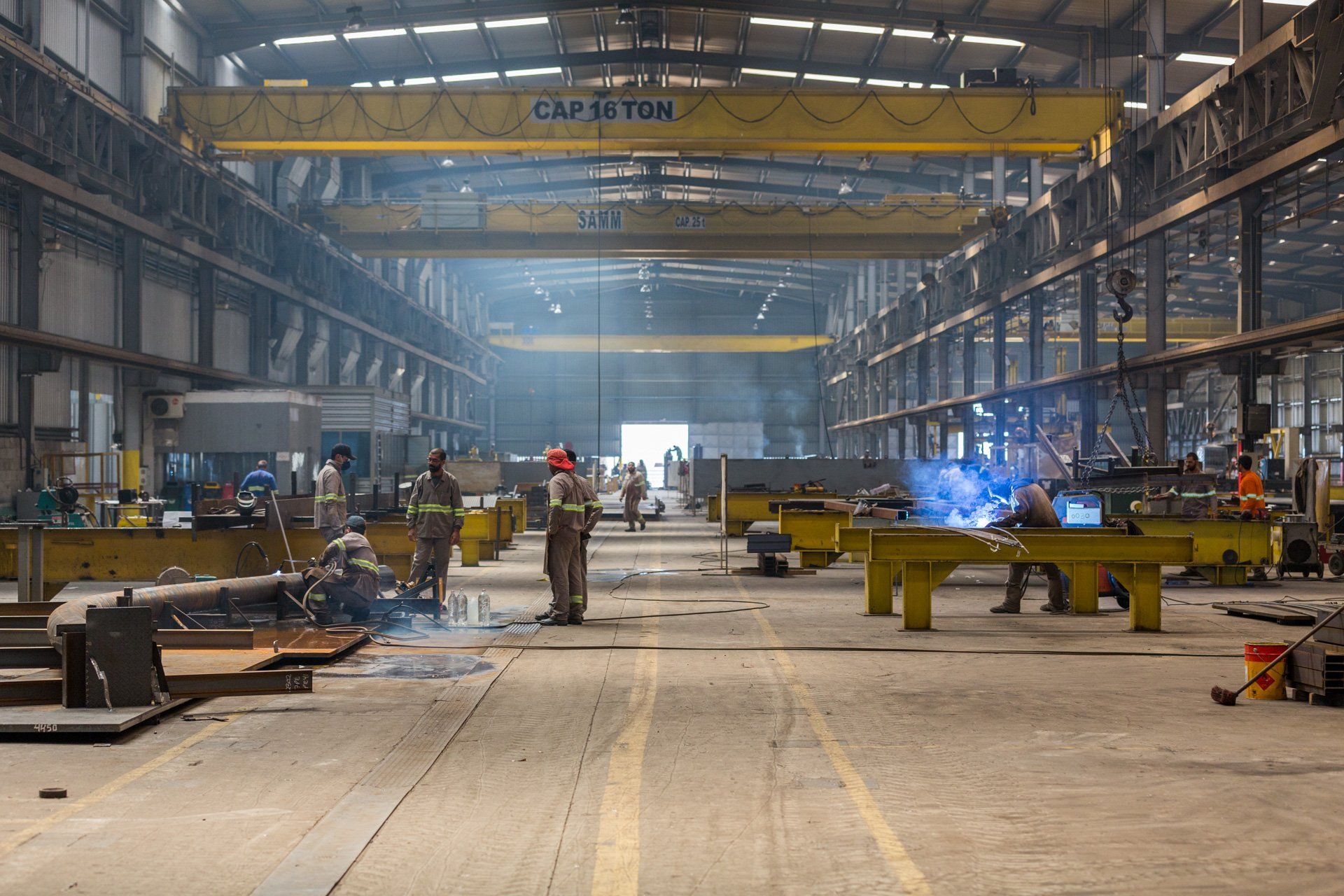 Uma fábrica com muitas pessoas trabalhando nela.