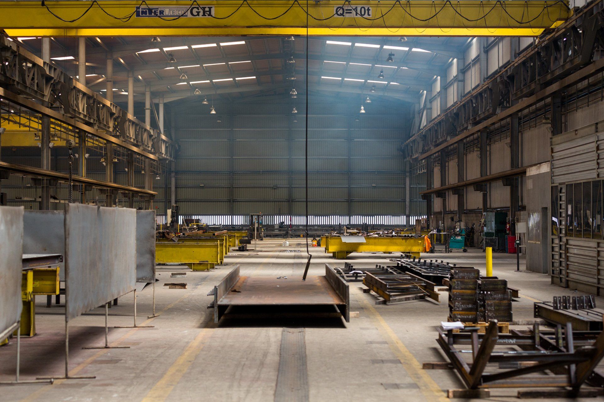 Um grande armazém com um guindaste que diz cn