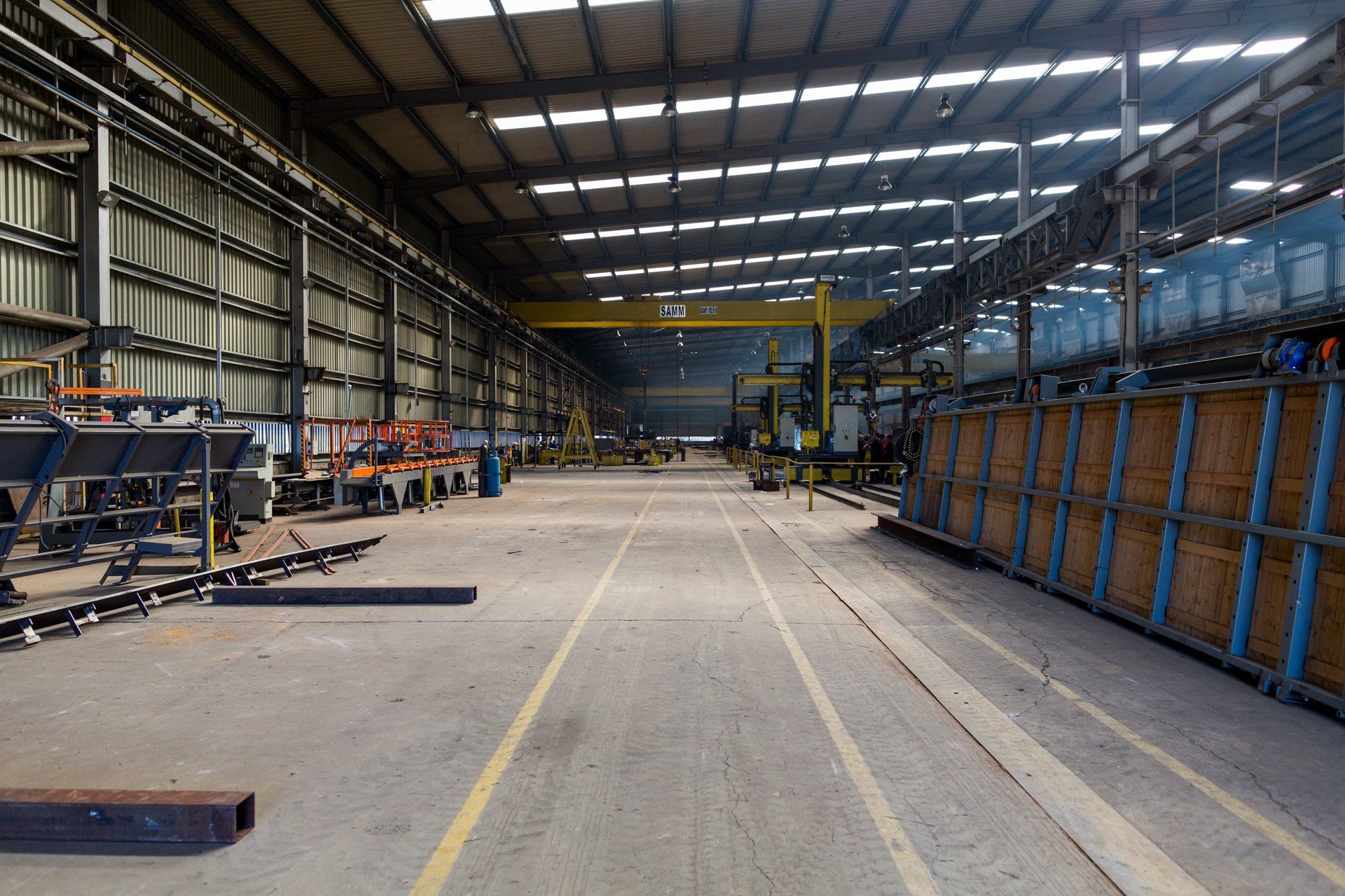 Um grande armazém vazio com uma linha amarela no chão.