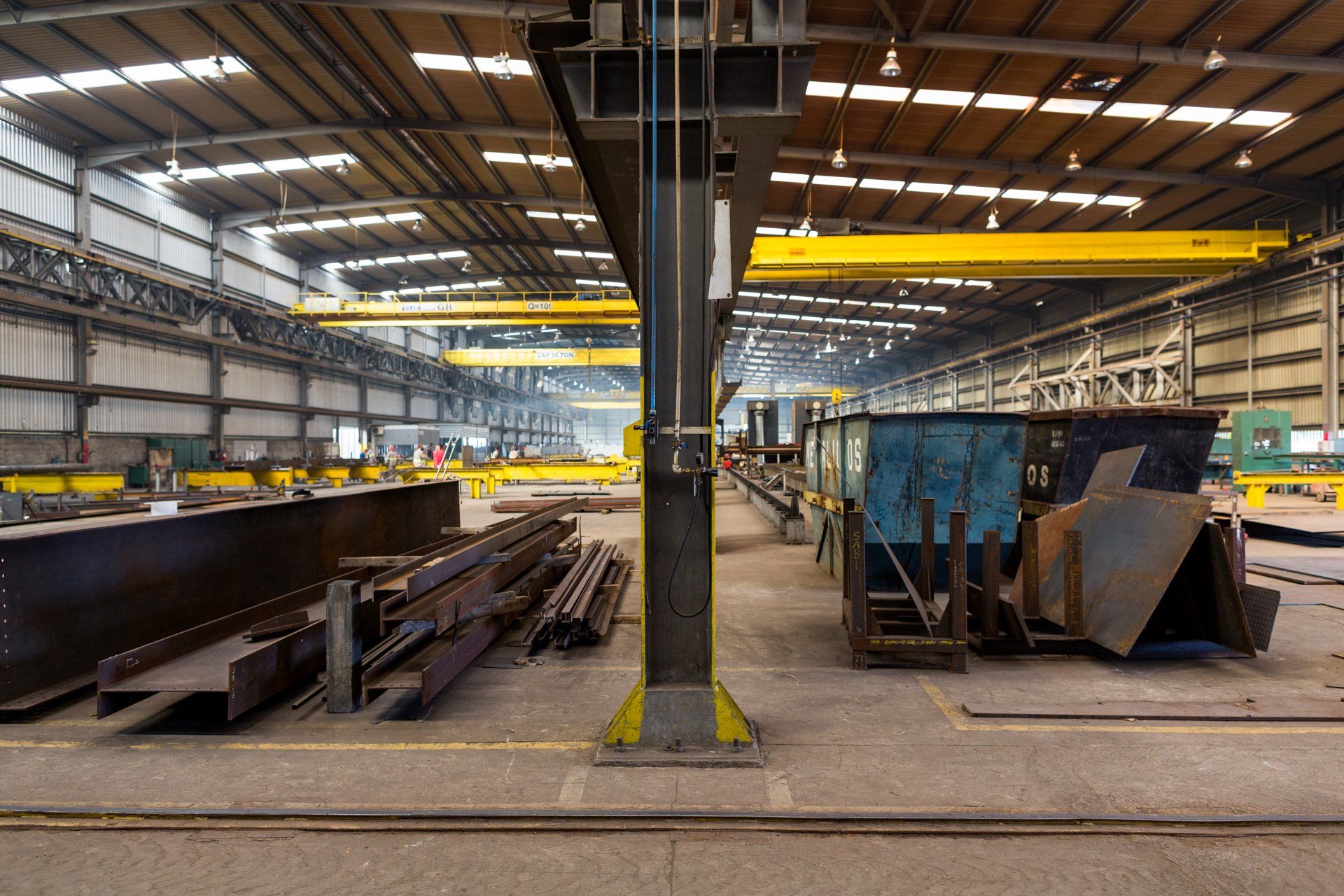 Um grande armazém com muito metal dentro