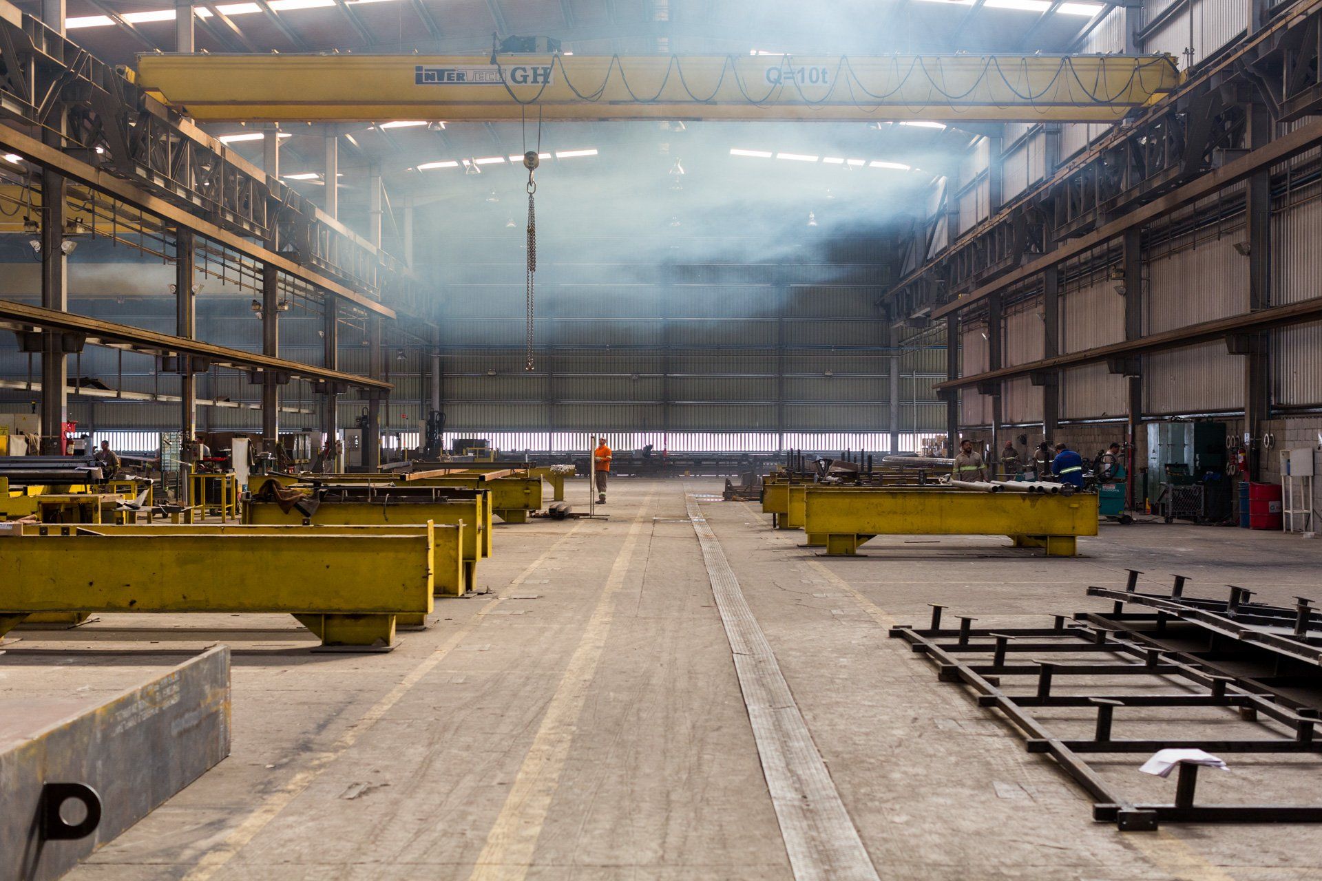 Há um guindaste no meio da fábrica.