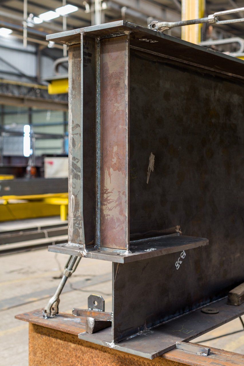 Um close de uma viga de metal em uma fábrica.