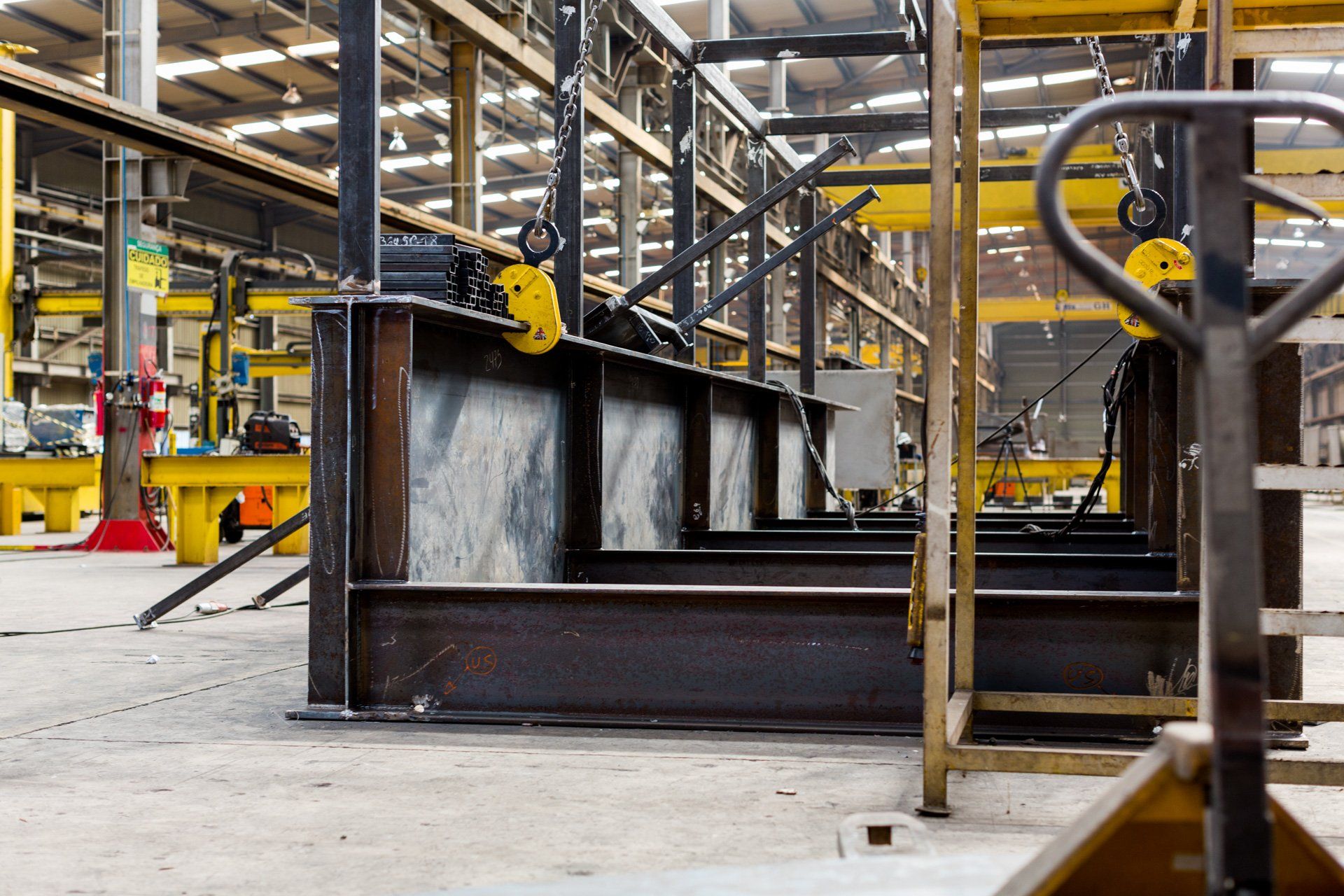 Um armazém com muitas peças de metal