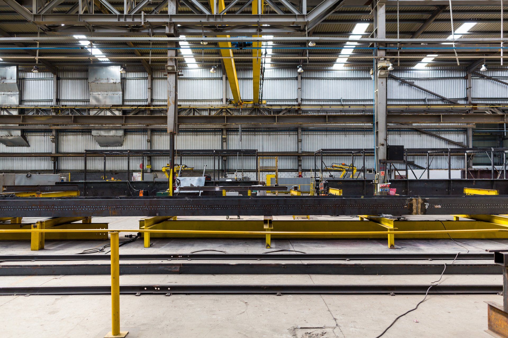 Uma grande viga de metal está em um armazém.