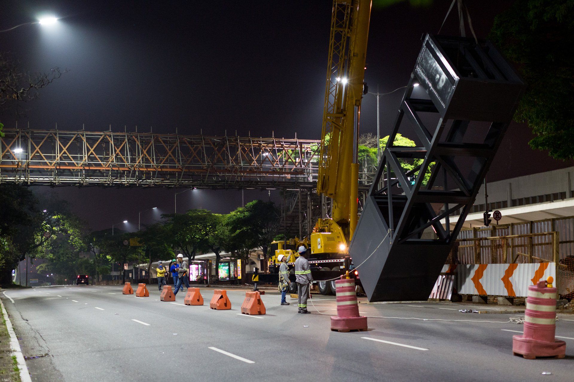 Uma ponte está sendo construída na beira da estrada à noite
