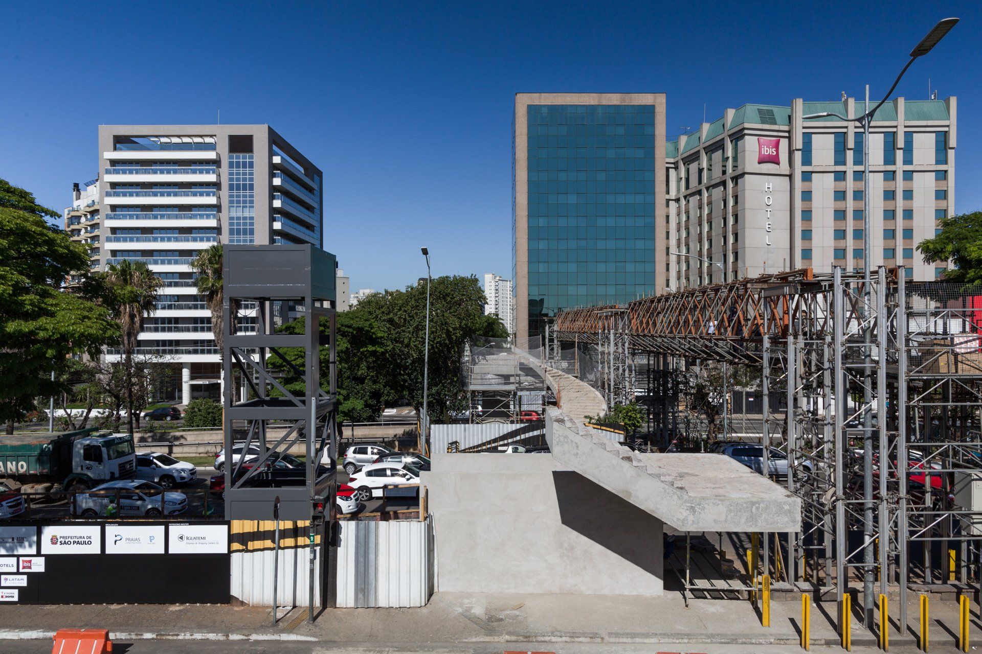 Um canteiro de obras com um grande edifício ao fundo