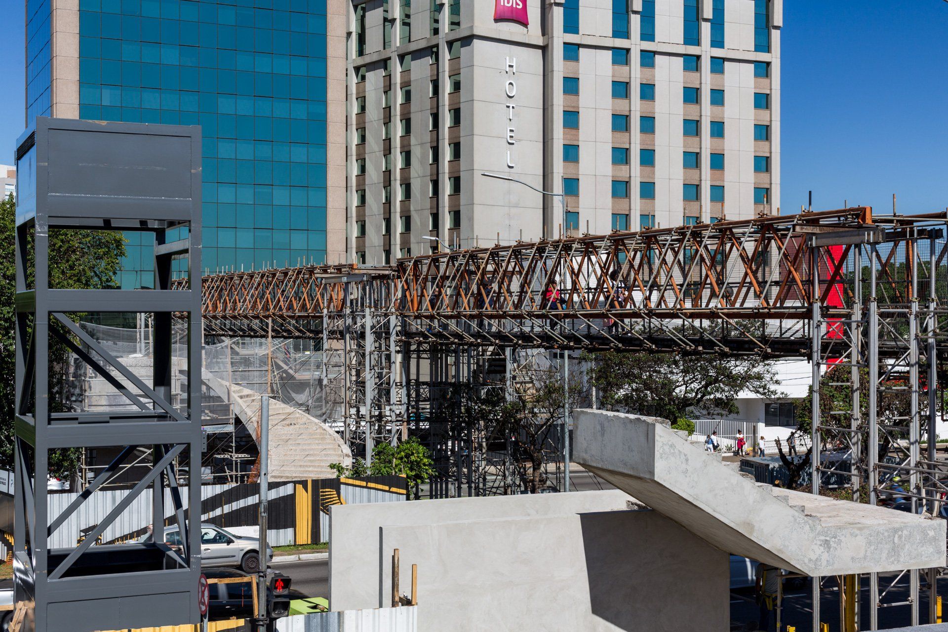 Um grande edifício com a palavra ibis