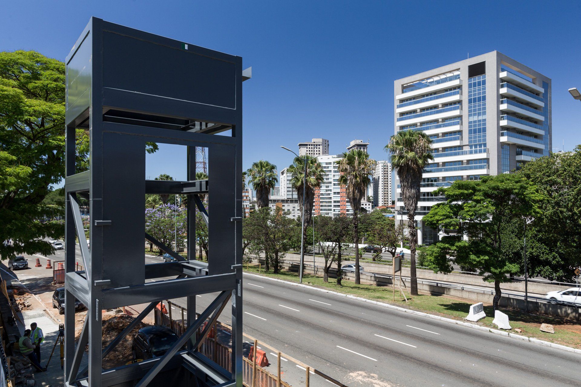 Uma rua da cidade com um grande edifício ao fundo