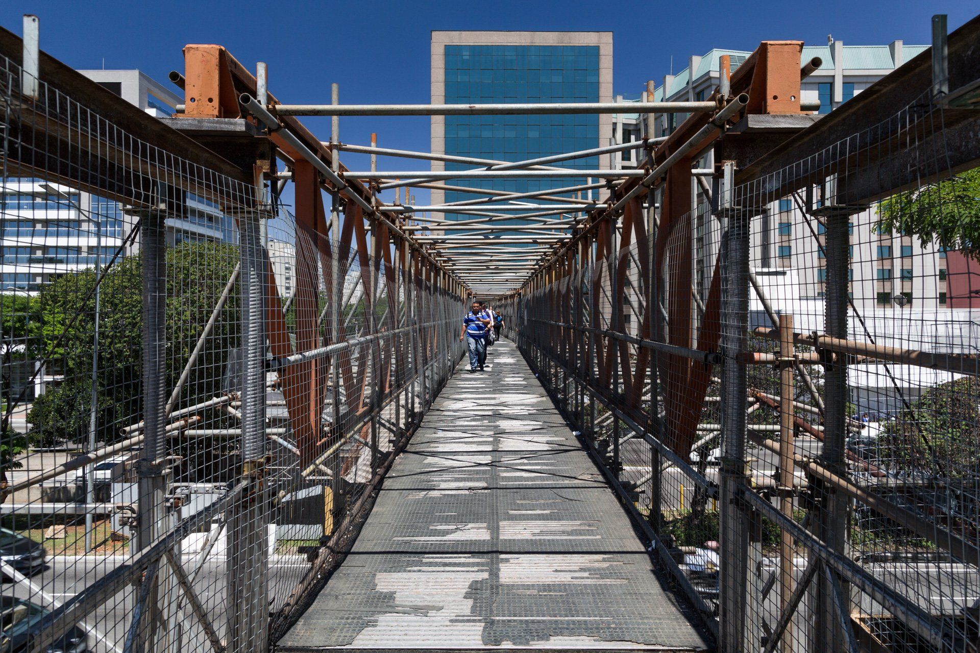 Uma ponte em construção com um prédio ao fundo