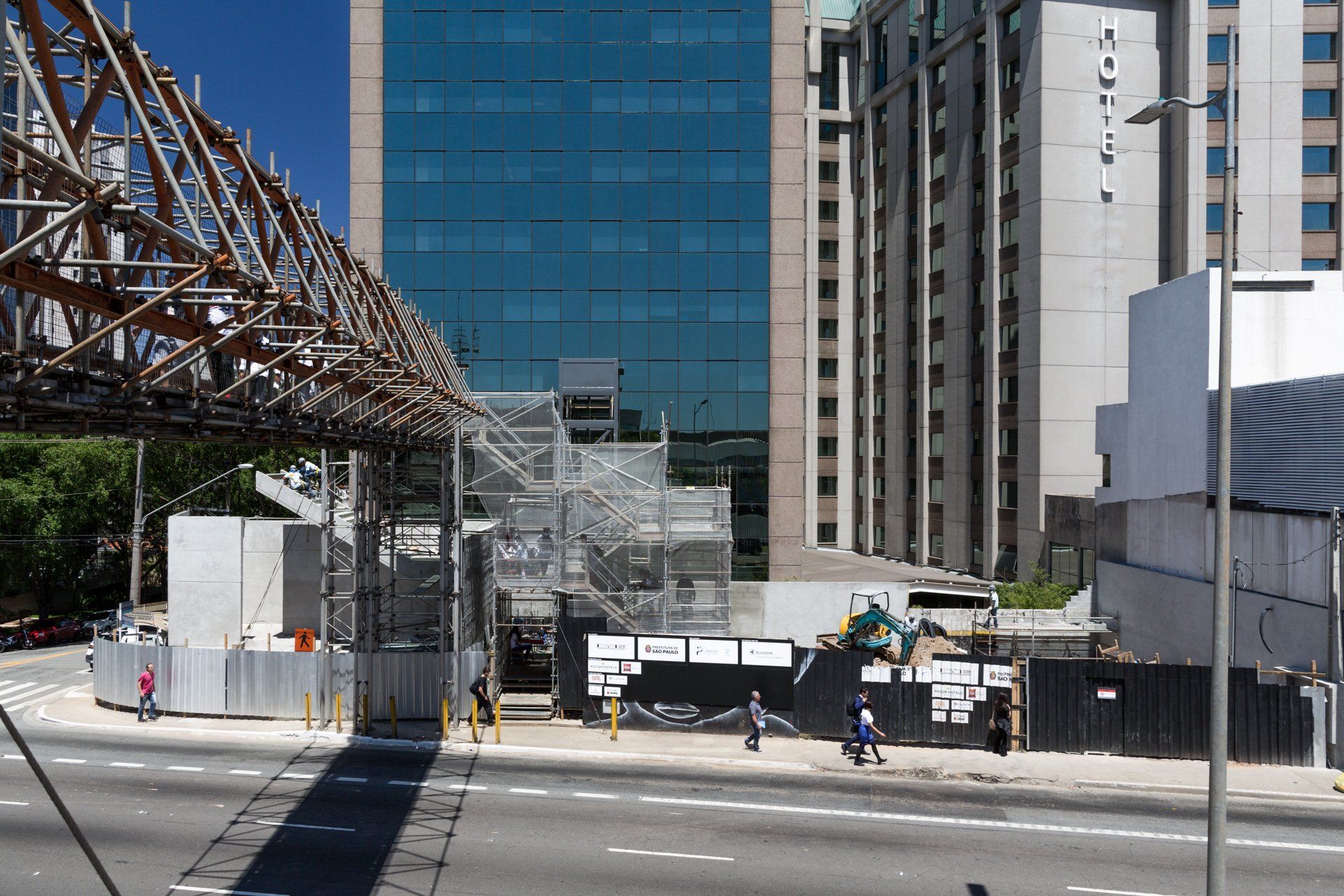 Um grande edifício em construção com a palavra hotel nele