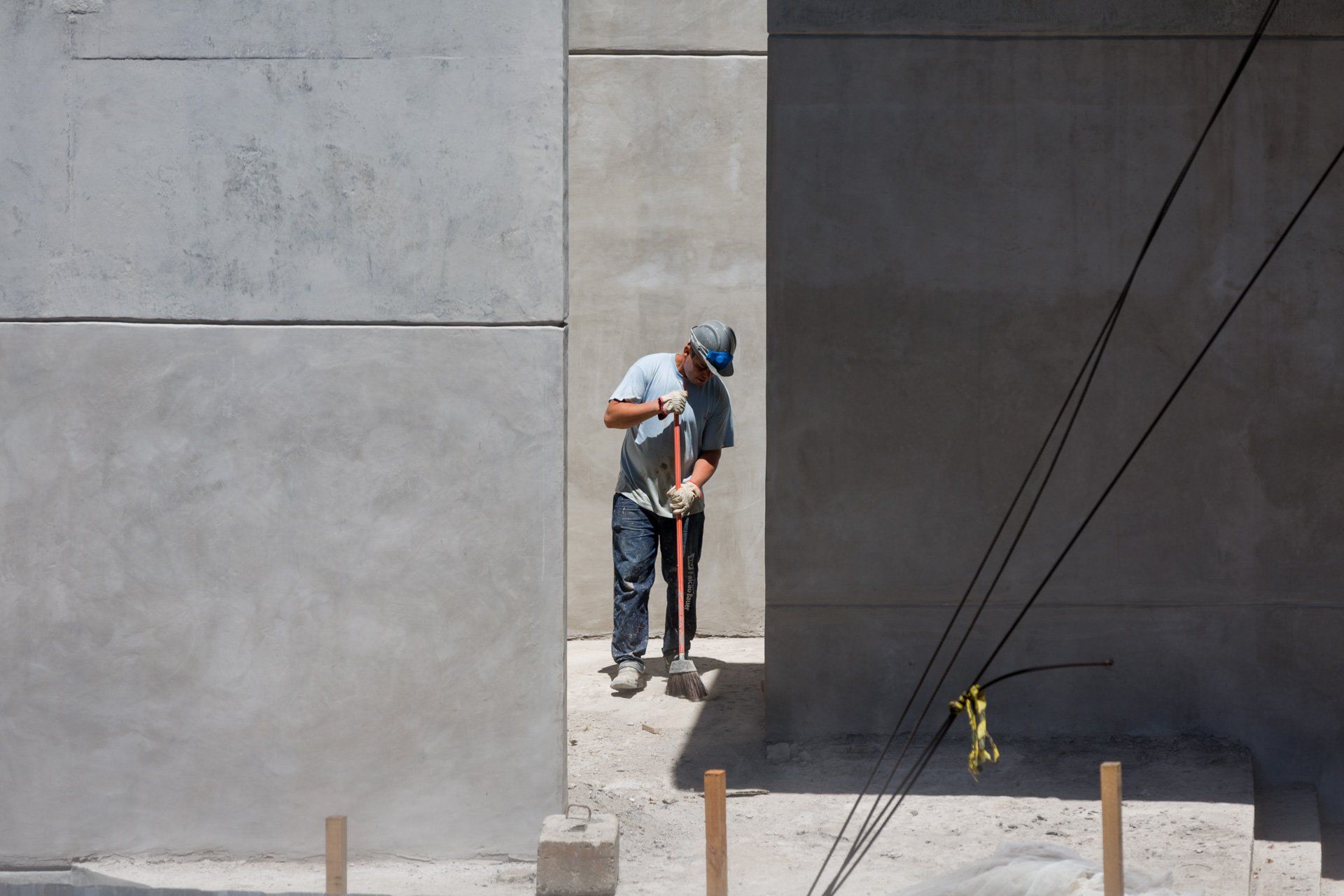 Um homem está parado no meio de um canteiro de obras