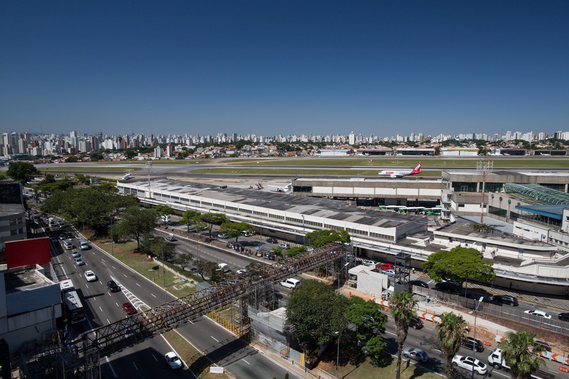 Uma vista aérea de um aeroporto com um avião na pista.