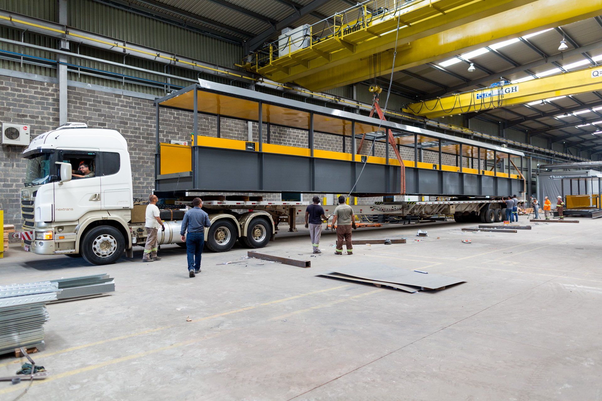 Um caminhão está sendo carregado por uma ponte em um armazém.