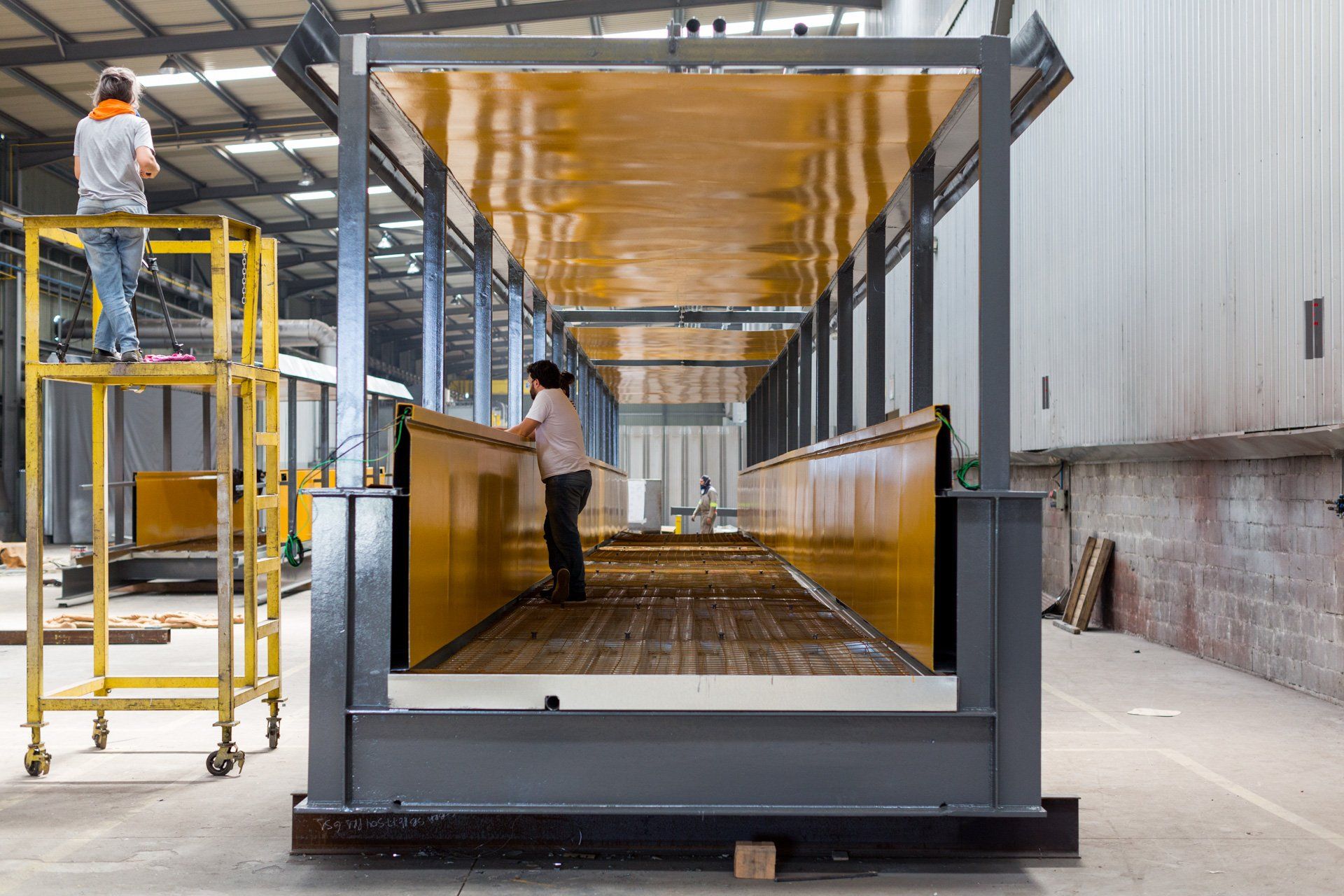Um homem está trabalhando em uma máquina em uma fábrica.