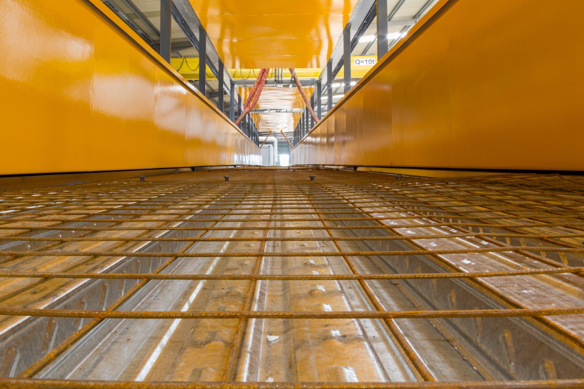 Um close de uma grade de metal em um prédio.