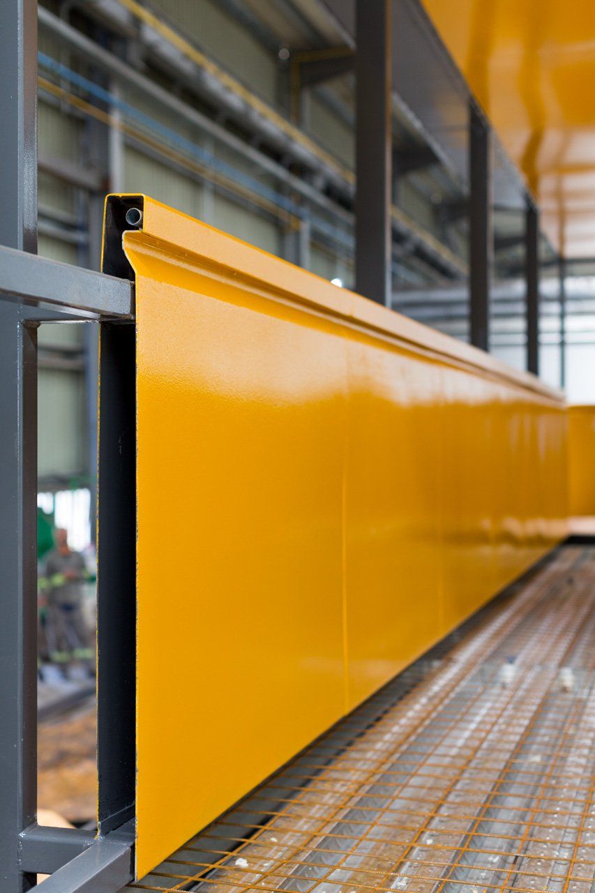 Um close de uma parede amarela em um prédio.