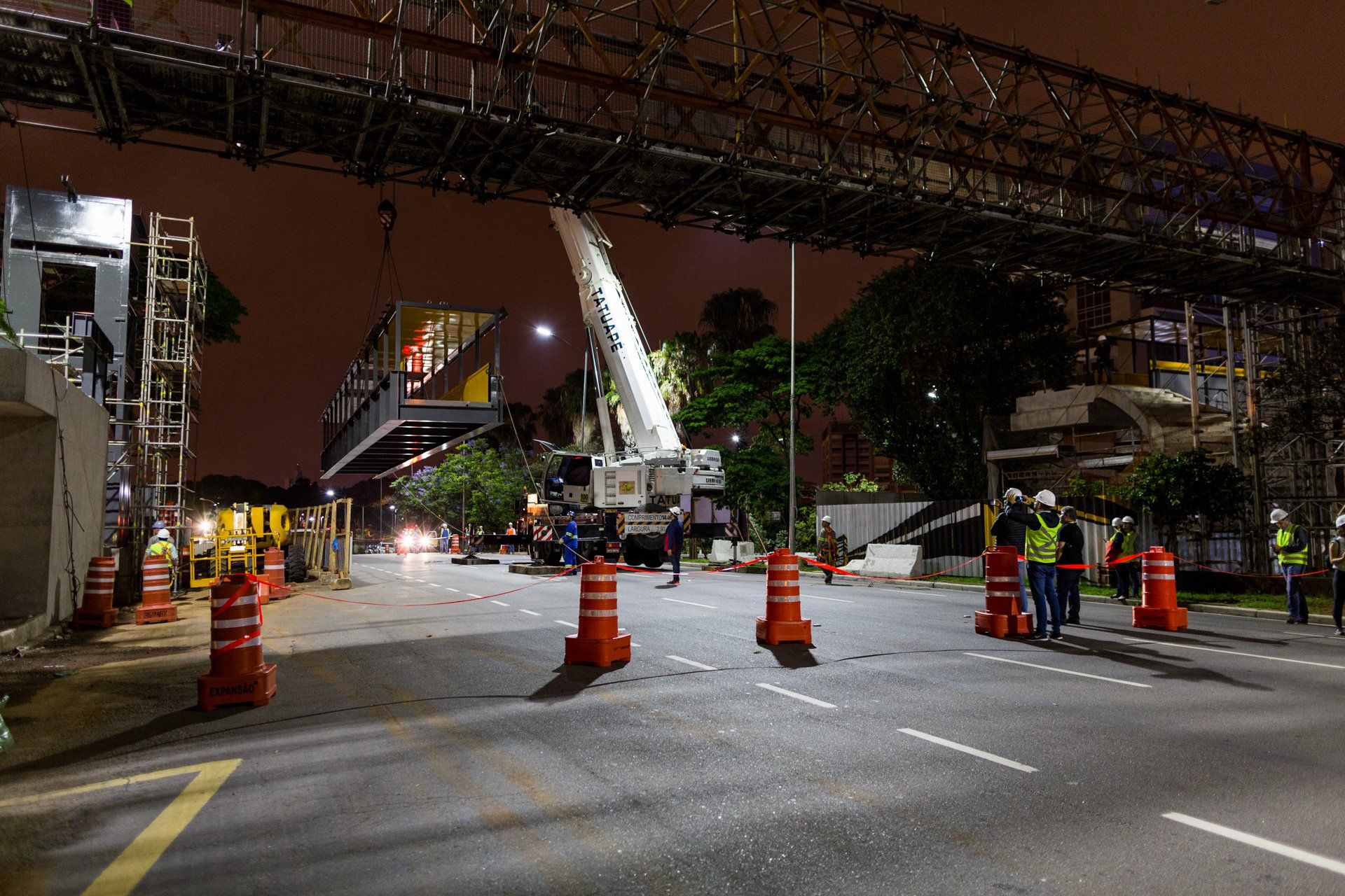 Trabalhadores da construção civil estão trabalhando em uma ponte à noite