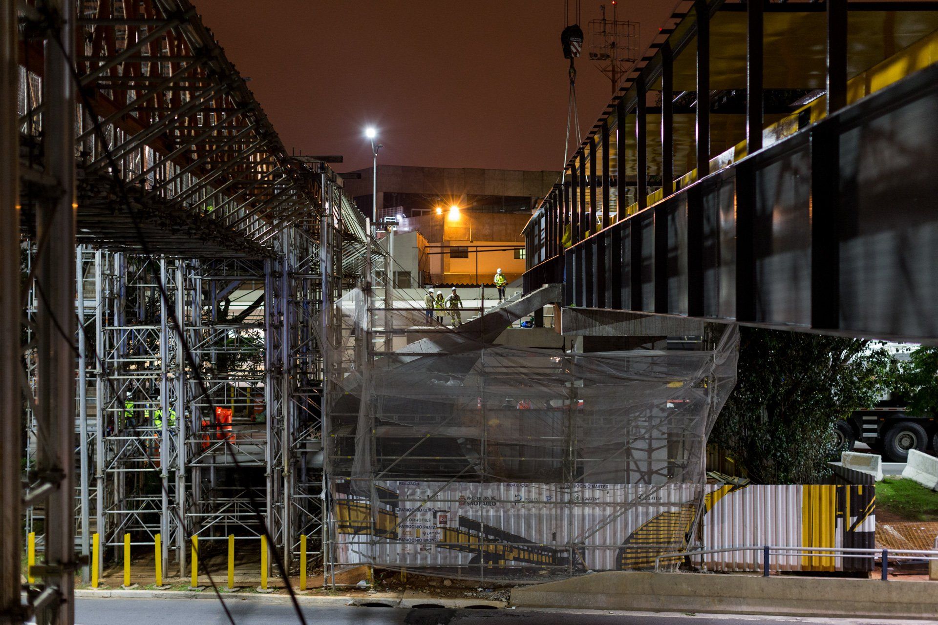 Uma ponte está sendo construída à noite em uma cidade.