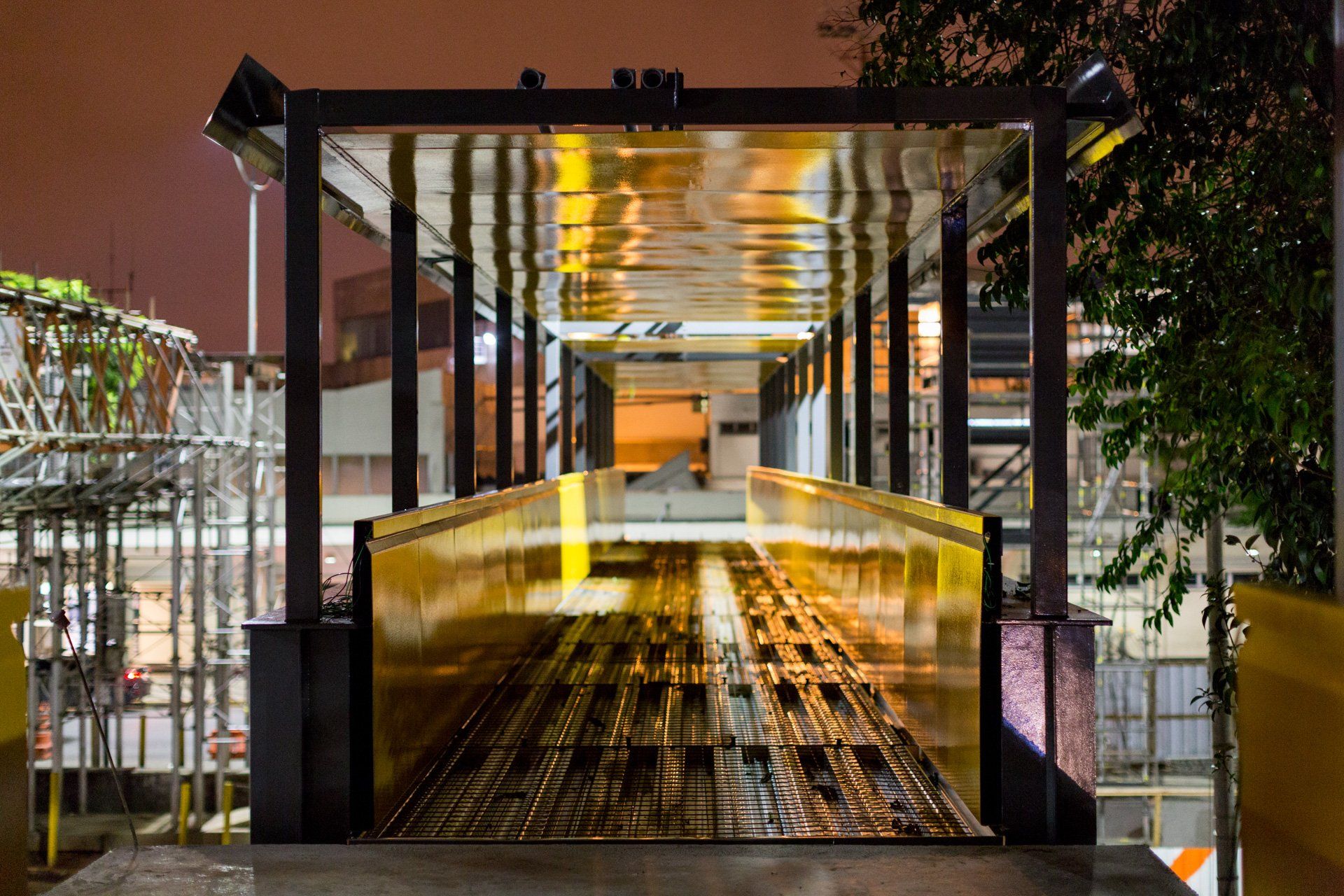 Uma ponte com o reflexo de um edifício nela