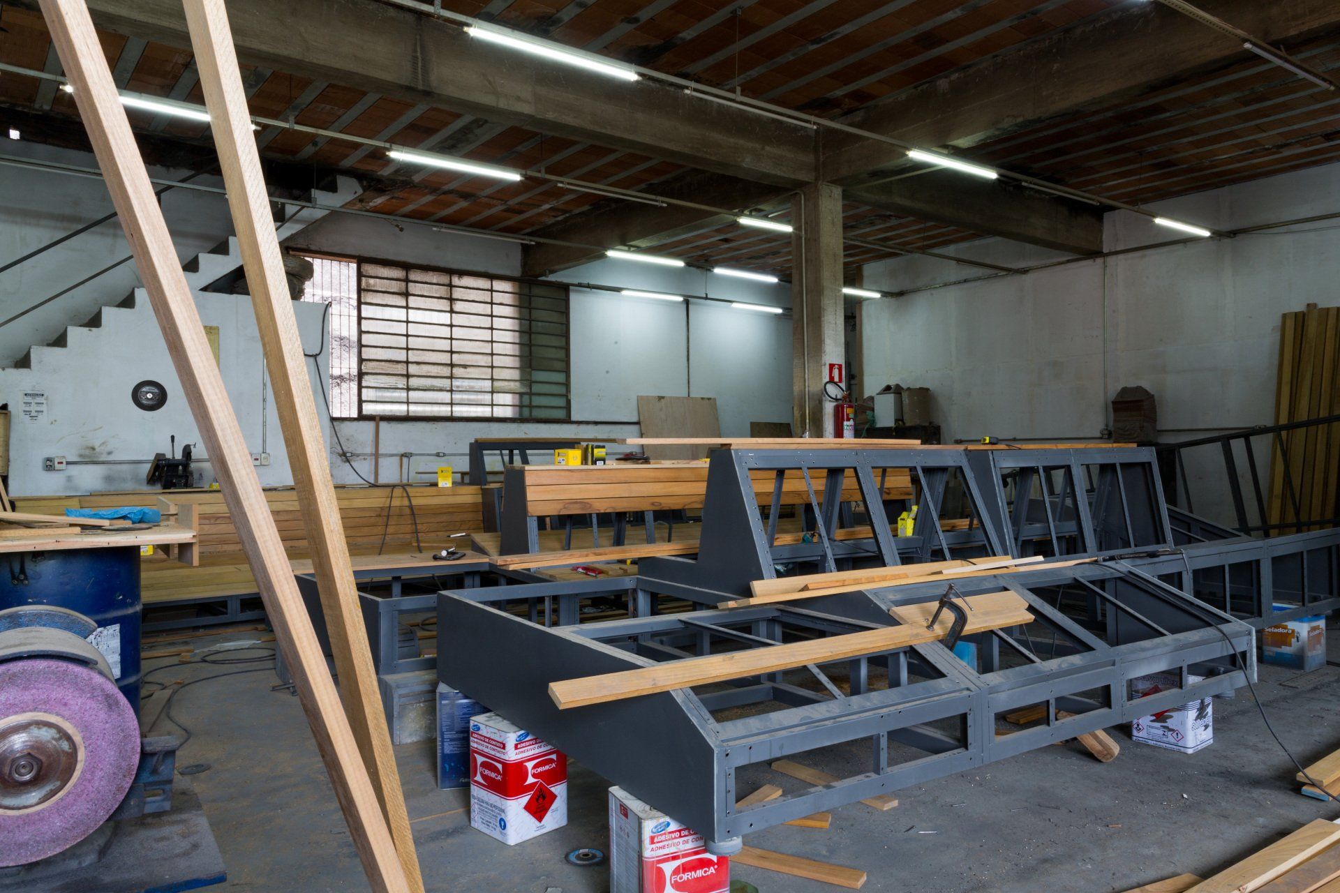 Um grande armazém cheio de madeira e metal.