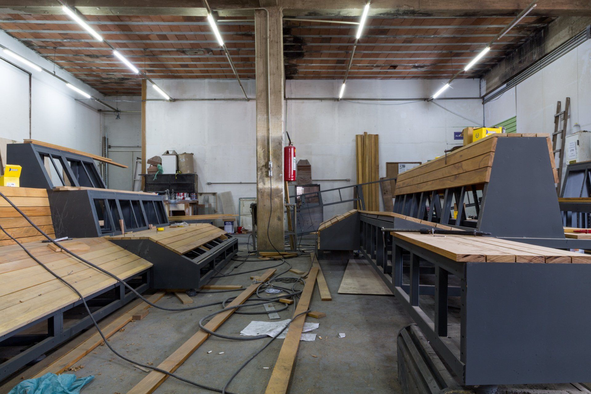 Um grande armazém cheio de madeira e metal.