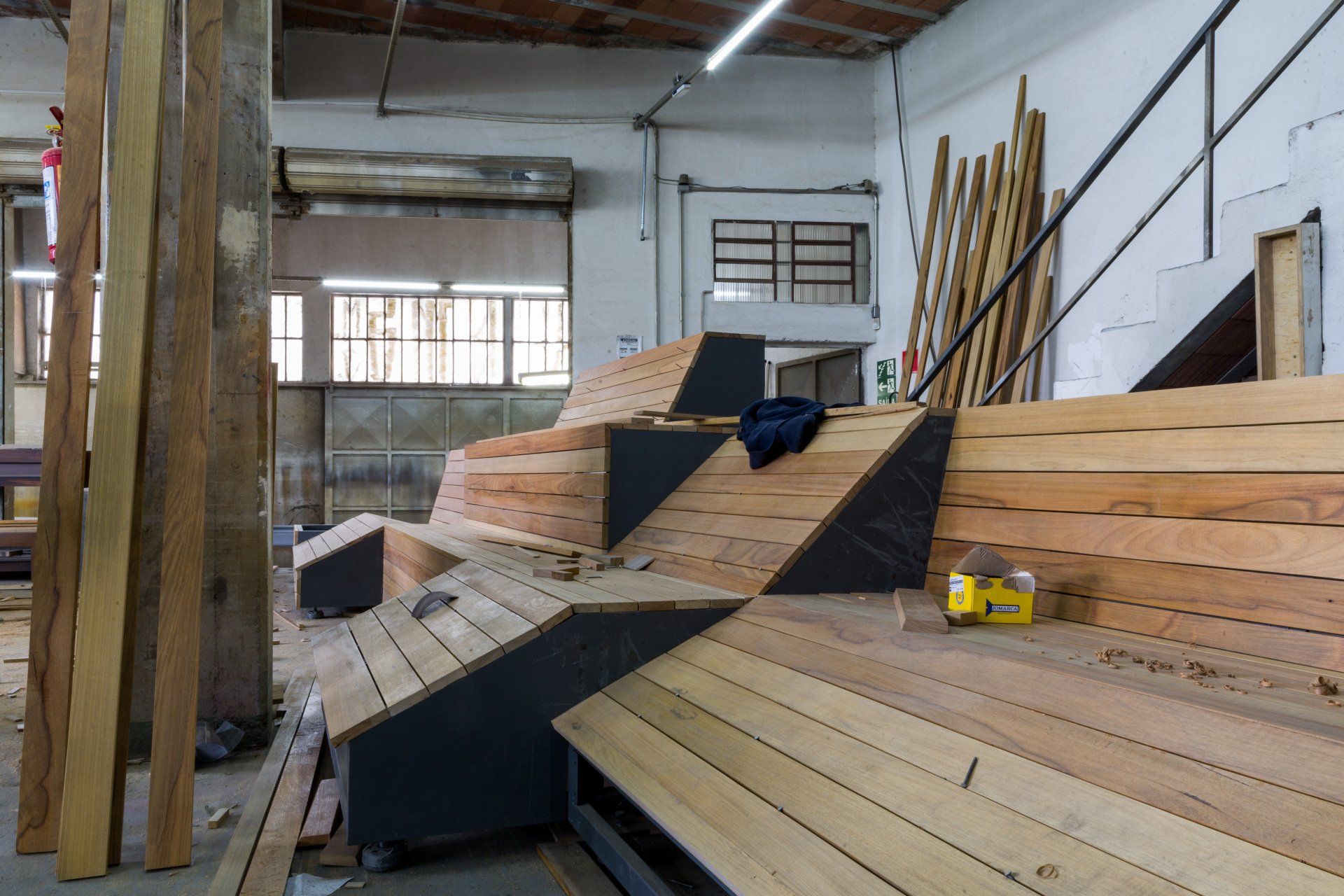 Está sendo construída uma escada de madeira em um armazém.