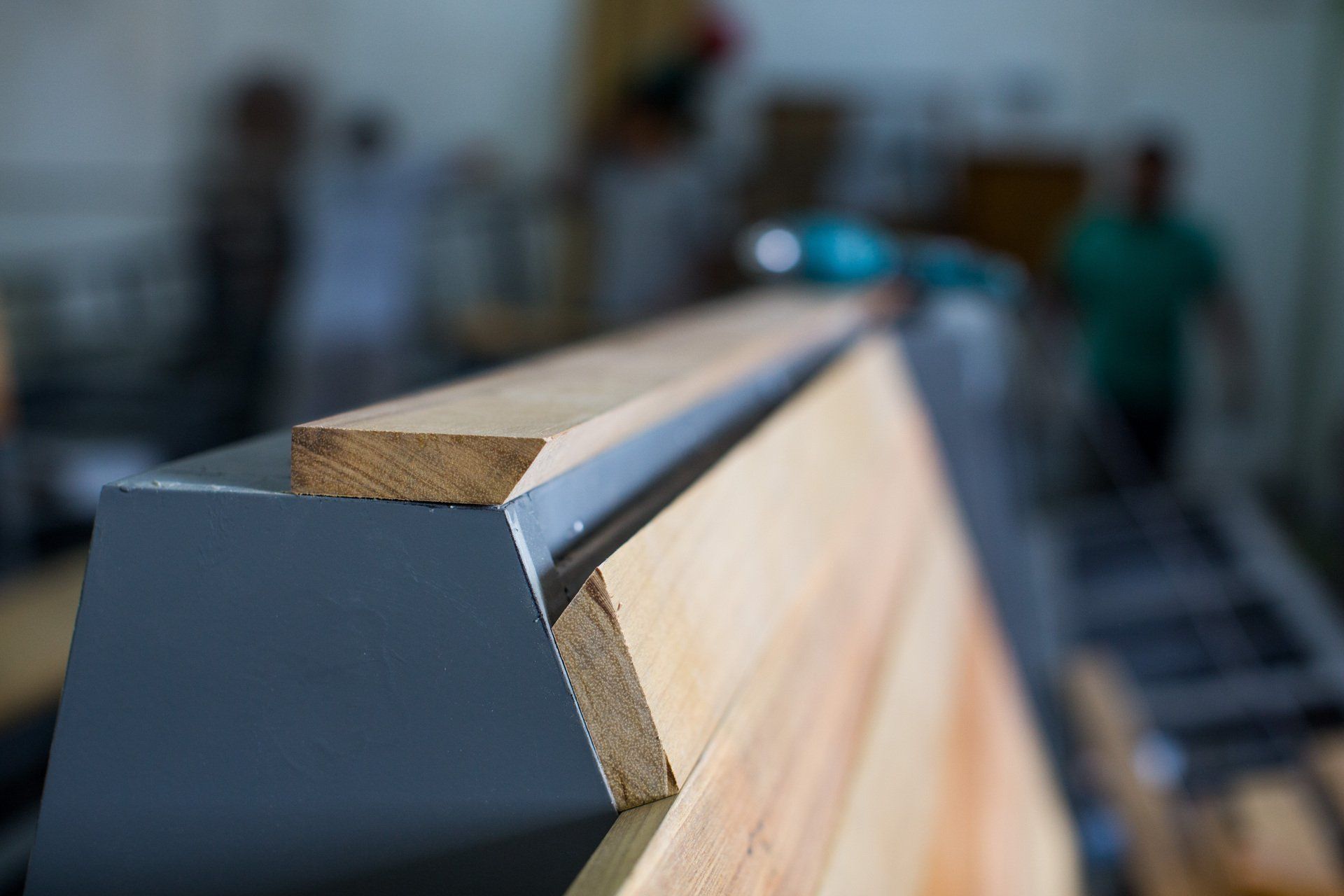 Um close de um pedaço de madeira em cima de uma máquina.