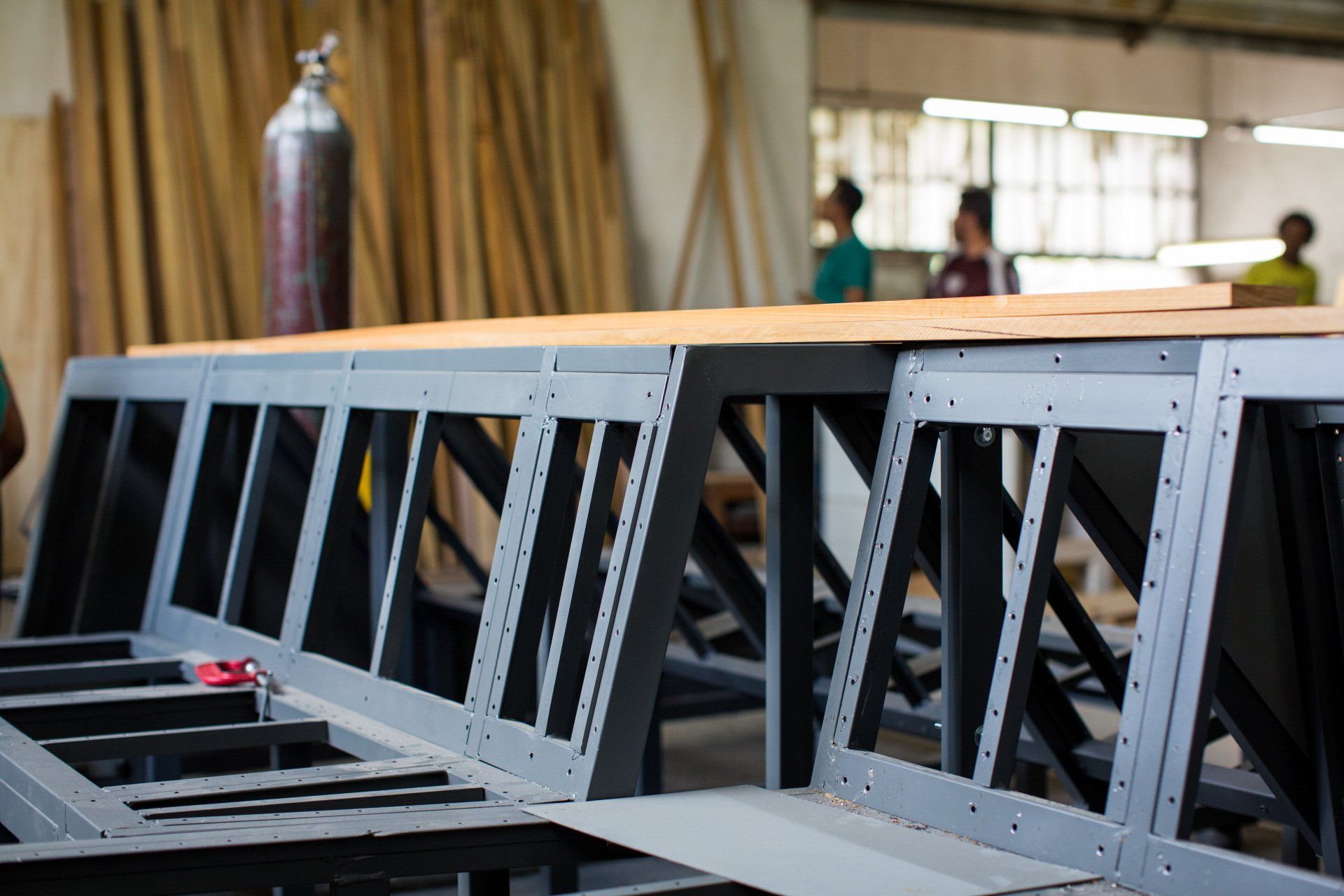 Uma grande estrutura metálica está sendo construída em uma fábrica