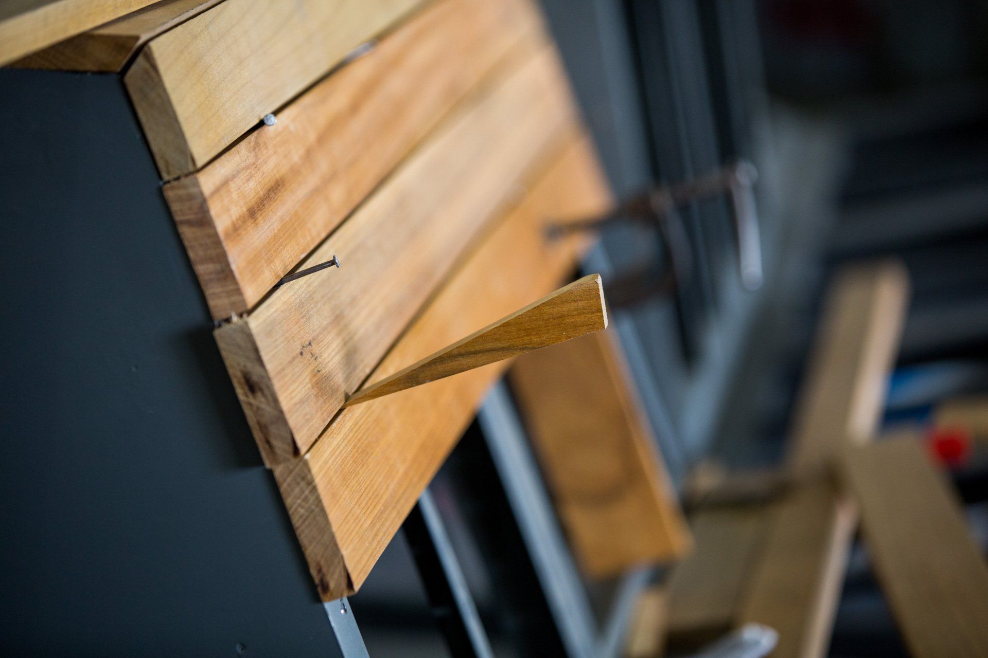 Um close de um pedaço de madeira com pregos.