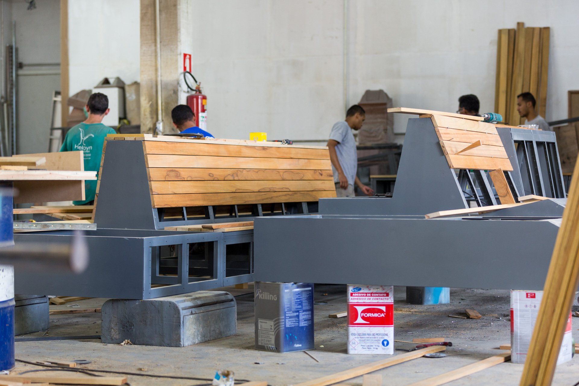 Um grupo de pessoas trabalha em um barco em uma fábrica.