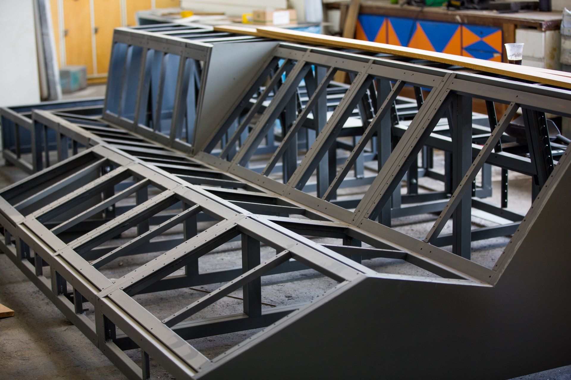 Um monte de armações de metal estão empilhadas umas sobre as outras