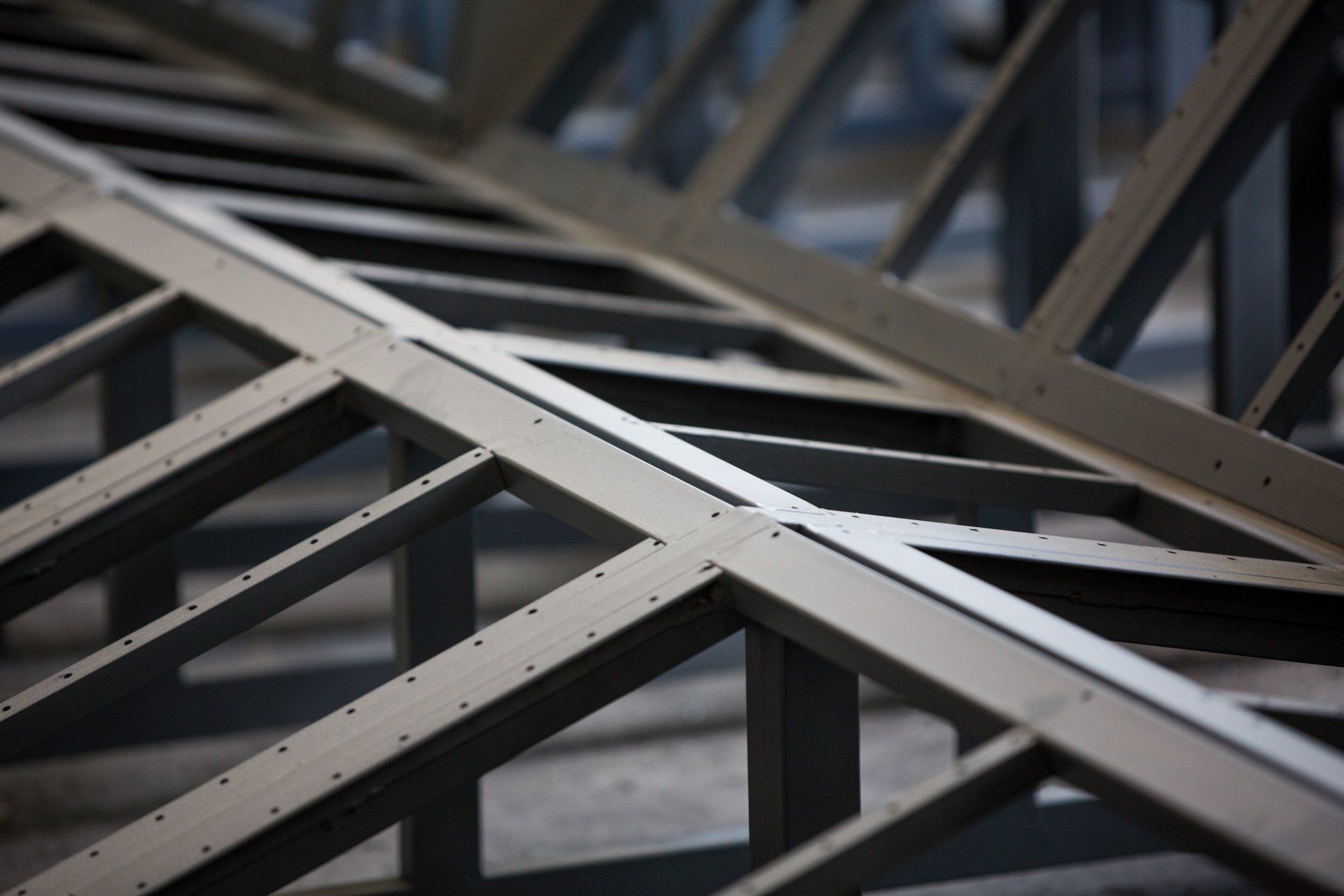 Um close de uma estrutura metálica que parece um telhado