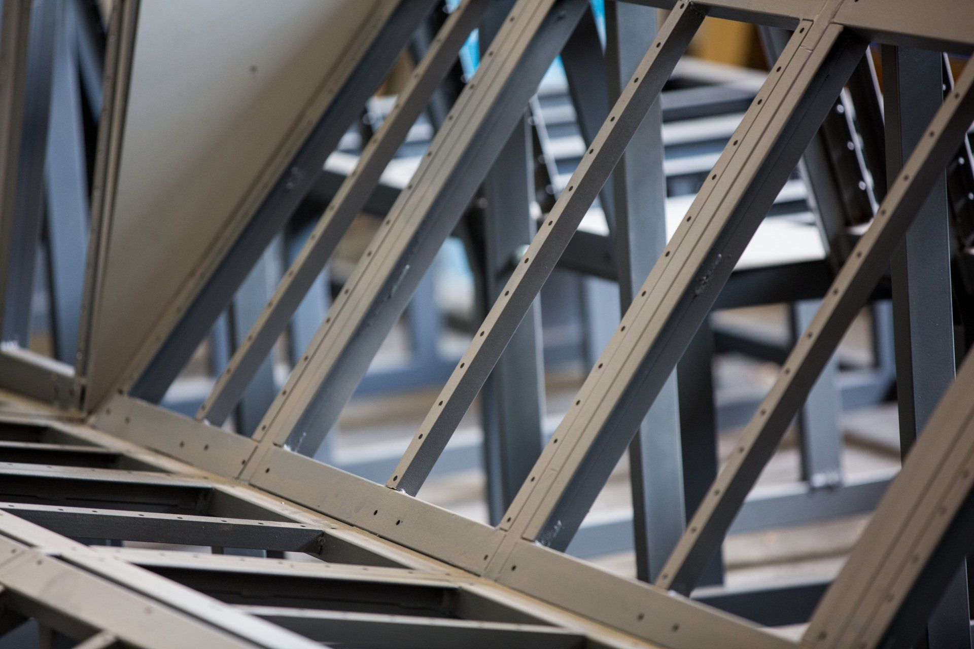 Um close de uma estrutura metálica em uma fábrica.